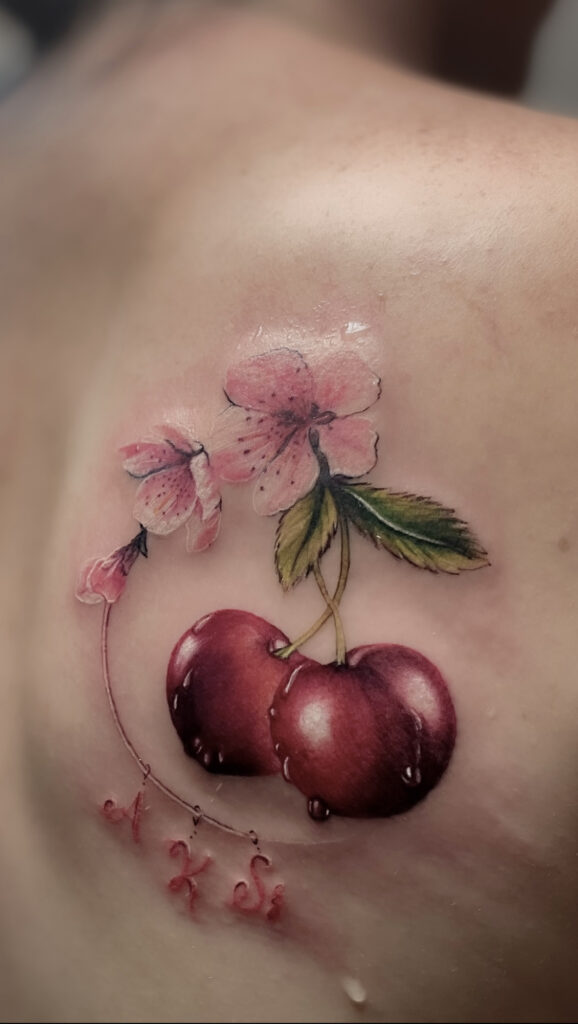 Realistyczny tatuaż wiśni z kwiatami – Ino Ink Bieruń