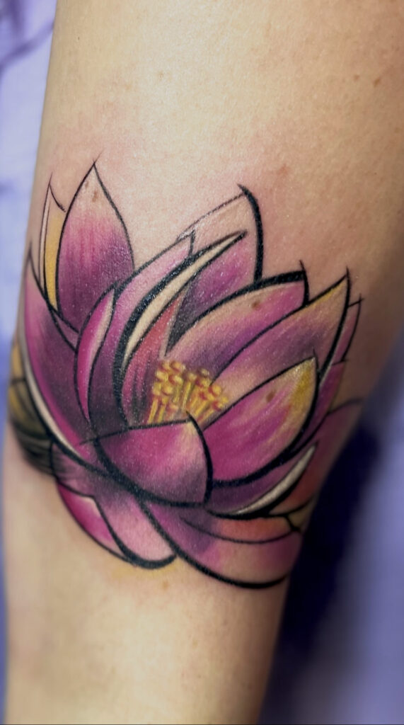 Kolorowy tatuaż kwiatu lotosu – Ino Ink Bieruń