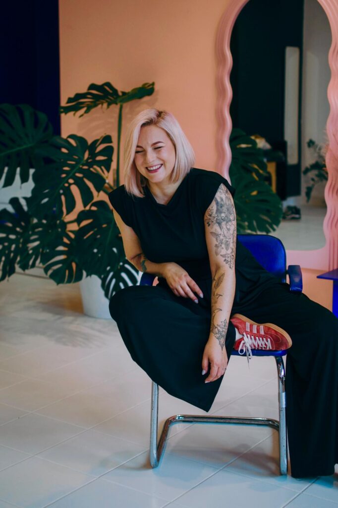 Izabela Piekorz uśmiechnięta w studiu tatuażu Ino Ink